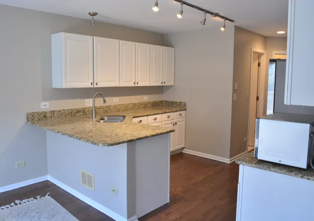 Photo 4 of Townhouse for sale at 122 Schiller Pl, Itasca, IL 60143 | MLS# 12723548 | Listing updated on 2026-09-15
