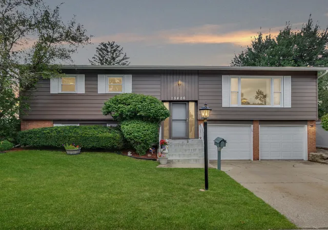 Photo 1 of Single family home for sale at 15406 Las Flores Ln, Oak Forest, IL 60452 | MLS# 12725065 | Listing updated on 2026-09-23