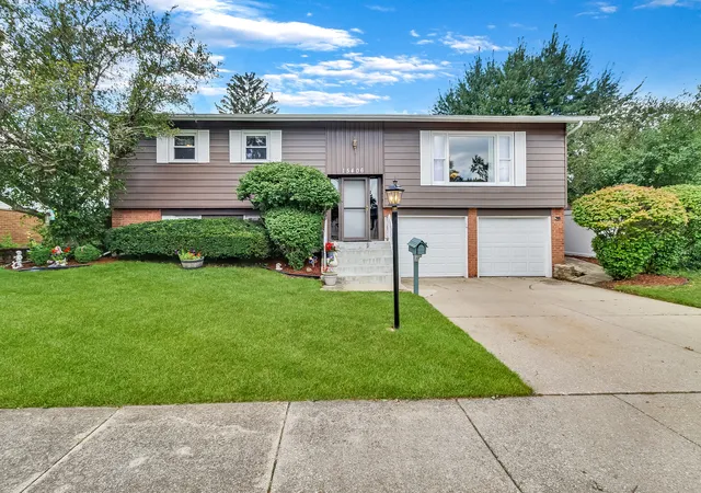 Photo 2 of Single family home for sale at 15406 Las Flores Ln, Oak Forest, IL 60452 | MLS# 12725065 | Listing updated on 2026-09-23