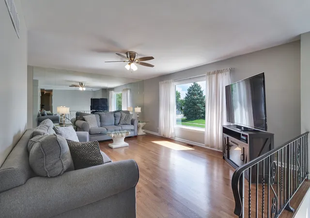 Photo 3 of Single family home for sale at 15406 Las Flores Ln, Oak Forest, IL 60452 | MLS# 12725065 | Listing updated on 2026-09-23