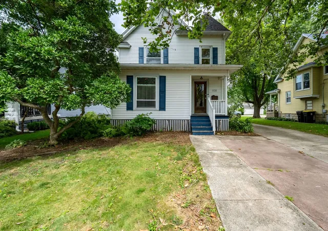Photo 2 of Single family home for sale at 908 S Fell Ave, Normal, IL 61761 | MLS# 12725427 | Listing updated on 2026-09-23