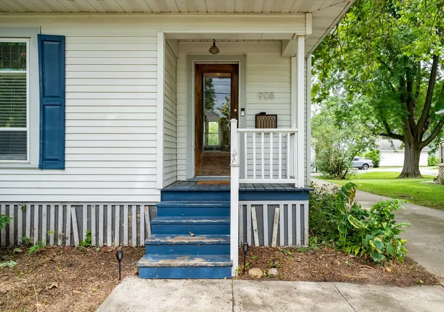 Photo 3 of Single family home for sale at 908 S Fell Ave, Normal, IL 61761 | MLS# 12725427 | Listing updated on 2026-09-23