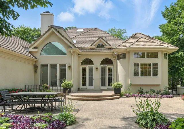 Photo 3 of Sale Pending at 260 Beech St, Highland Park, IL 60035 | MLS# 12725585 | Listing updated on 2026-09-11