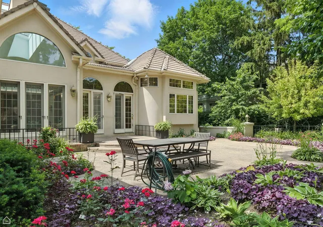 Photo 4 of Sale Pending at 260 Beech St, Highland Park, IL 60035 | MLS# 12725585 | Listing updated on 2026-09-11
