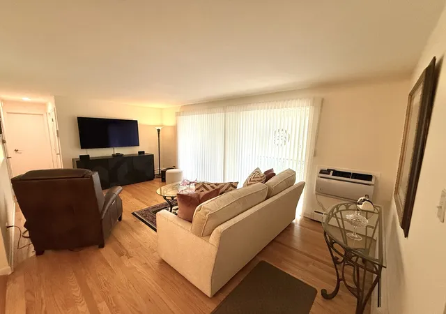 Listing Photo 4 - Condo for sale in building located at 927 8Th Ave, La Grange, IL 60525 - Unit #8