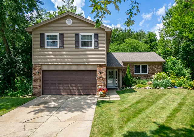 Photo 1 of Single family home for sale at 30w280 Holyoke Ct, Warrenville, IL 60555 | MLS# 12725817 | Listing updated on 2026-09-09