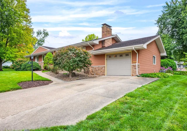 Photo 2 of Single family home for sale at 221 Hillside Ln, Bloomington, IL 61701 | MLS# 12726490 | Listing updated on 2026-09-30