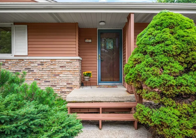 Photo 3 of Single family home for sale at 221 Hillside Ln, Bloomington, IL 61701 | MLS# 12726490 | Listing updated on 2026-09-30