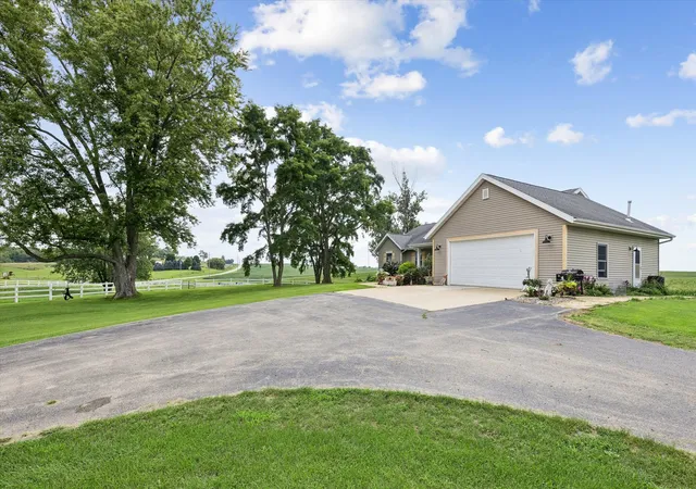 Photo 3 of Single family home for sale at 12433 Prairie Ctr Rd, Morrison, IL 61270 | MLS# 12727133 | Listing updated on 2026-09-11