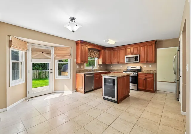 Photo 4 of Single family home for sale at 322 Chesapeake Ln, Bloomingdale, IL 60108 | MLS# 12727445 | Listing updated on 2026-09-11
