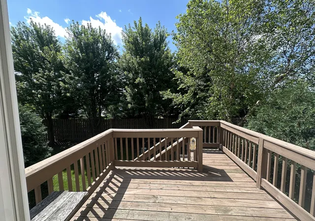Photo 2 of Townhouse for sale at 1563 Yellowstone Dr, Streamwood, IL 60107 | MLS# 12727946 | Listing updated on 2026-09-15