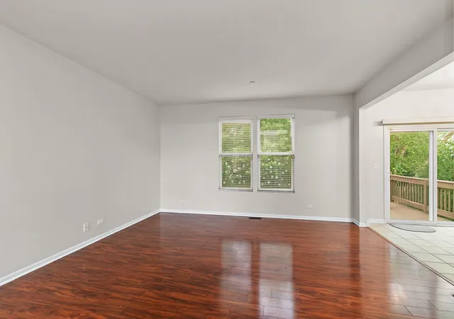 Photo 4 of Townhouse for sale at 1563 Yellowstone Dr, Streamwood, IL 60107 | MLS# 12727946 | Listing updated on 2026-09-15