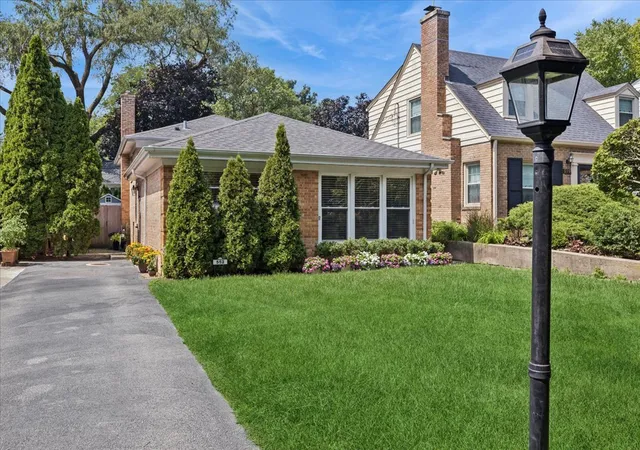 Photo 1 of Single family home for sale at 552 Burton Ave, Highland Park, IL 60035 | MLS# 12728137 | Listing updated on 2026-09-23