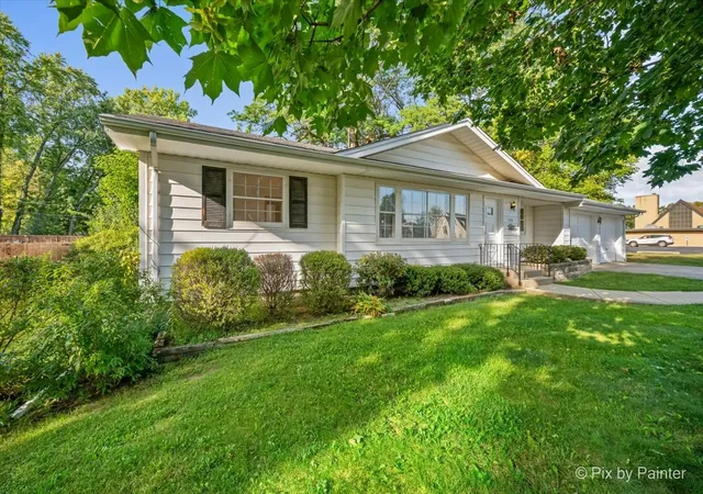 Photo 3 of Sale Pending at 206 E Woodworth Pl, Roselle, IL 60172 | MLS# 12728289 | Listing updated on 2026-09-15