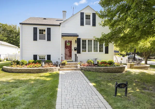 Photo 1 of Single family home for sale at 943 S Charlotte St, Lombard, IL 60148 | MLS# 12729480 | Listing updated on 2026-09-14