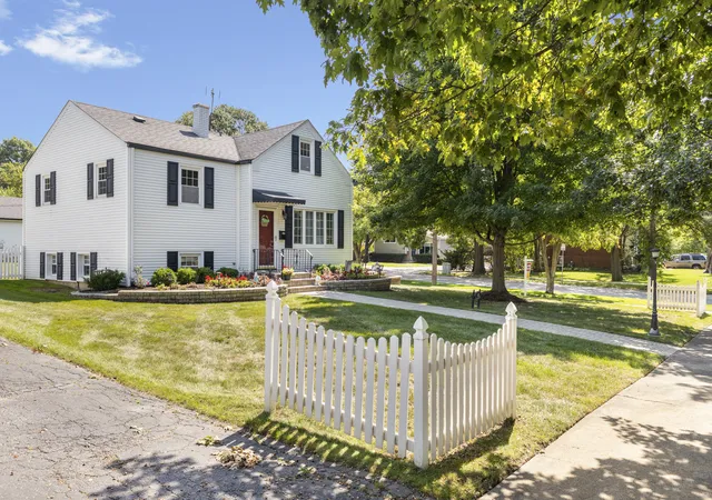 Photo 2 of Single family home for sale at 943 S Charlotte St, Lombard, IL 60148 | MLS# 12729480 | Listing updated on 2026-09-14