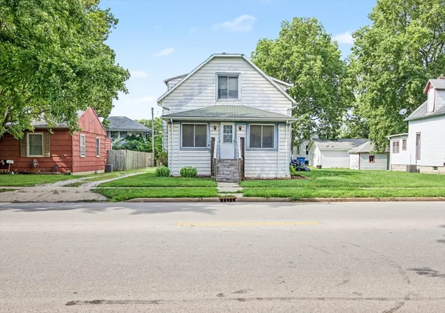 Photo 2 of Single family home for sale at 413 E Howard St, Pontiac, IL 61764 | MLS# 12729542 | Listing updated on 2026-10-06