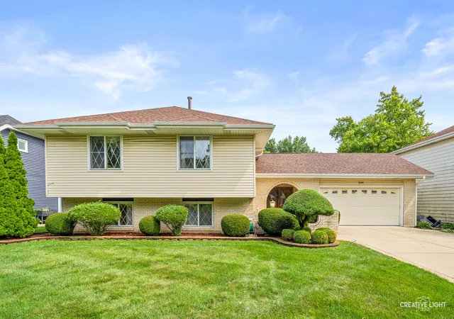 Photo 2 of Single family home for sale at 3149 Venard Rd, Downers Grove, IL 60515 | MLS# 12729628 | Listing updated on 2026-09-14