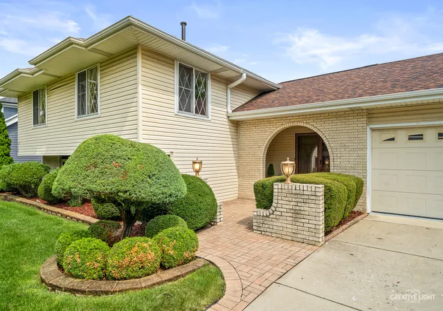 Photo 3 of Single family home for sale at 3149 Venard Rd, Downers Grove, IL 60515 | MLS# 12729628 | Listing updated on 2026-09-14