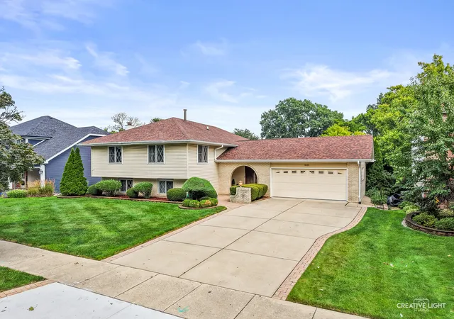 Photo 3 of Single family home for sale at 3149 Venard Rd, Downers Grove, IL 60515 | MLS# 12729628 | Listing updated on 2026-09-14