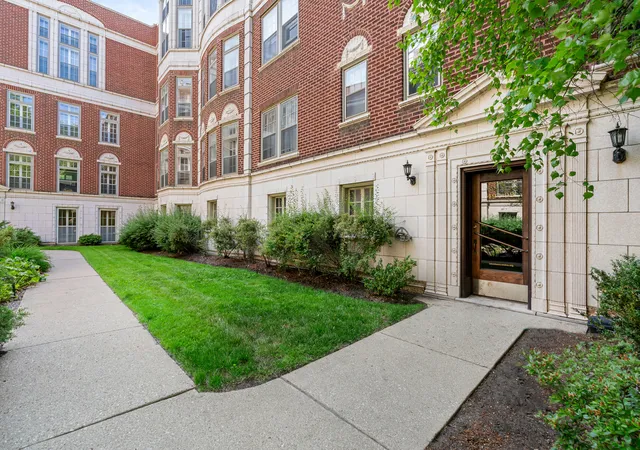 Listing Photo 4 - Condo for sale in building located at 496 Sheridan Rd, Evanston, IL 60202 - Unit #1