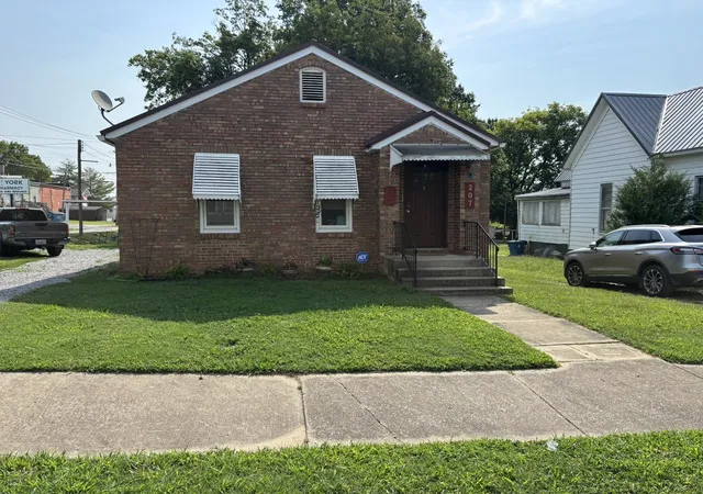 Photo 1 of Single family home for sale at 207 S Washington St, Mcleansboro, IL 62859 | MLS# 12731328 | Listing updated on 2026-10-20