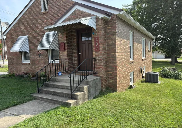 Photo 3 of Single family home for sale at 207 S Washington St, Mcleansboro, IL 62859 | MLS# 12731328 | Listing updated on 2026-10-20