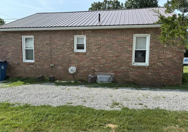 Photo 3 of Single family home for sale at 207 S Washington St, Mcleansboro, IL 62859 | MLS# 12731328 | Listing updated on 2026-10-20