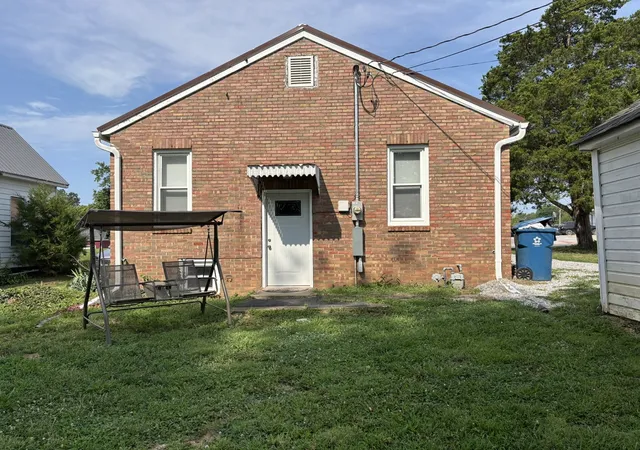 Photo 4 of Single family home for sale at 207 S Washington St, Mcleansboro, IL 62859 | MLS# 12731328 | Listing updated on 2026-10-20