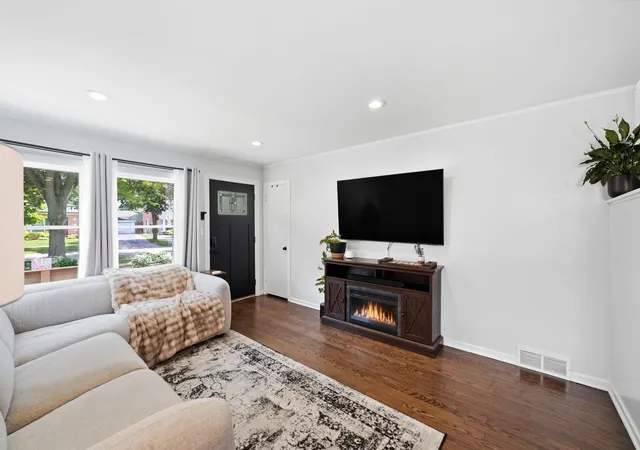 Photo 4 of Single family home for sale at 704 Long Rd, Glenview, IL 60025 | MLS# 12733576 | Listing updated on 2026-09-23