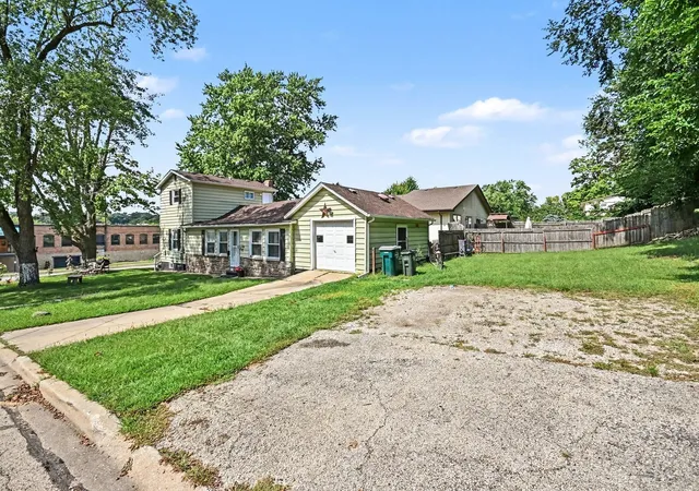 Photo 3 of Single family home for sale at 404 N River St, Batavia, IL 60510 | MLS# 12734001 | Listing updated on 2026-10-06