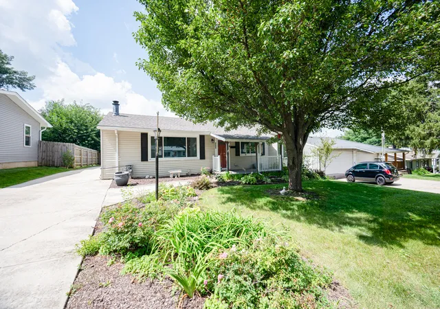 Photo 2 of Single family home for sale at 303 Macgregor Rd, Lockport, IL 60441 | MLS# 12734542 | Listing updated on 2026-09-11