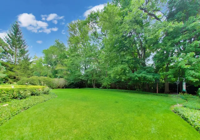 Photo 4 of Sale Pending at 197 N Green Bay Rd, Lake Forest, IL 60045 | MLS# 12735243 | Listing updated on 2026-09-29