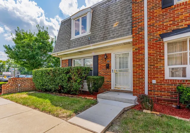 Listing Photo 1 - Condo for sale at Academy Townhomes, Unit A 2314 W 111th Street, Academy Townhomes, Chicago, IL 60643 | Built Year: 1963-1968