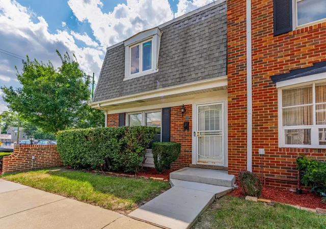 Listing Photo 2 - Condo for sale at Academy Townhomes, Unit A 2314 W 111th Street, Academy Townhomes, Chicago, IL 60643 | Built Year: 1963-1968
