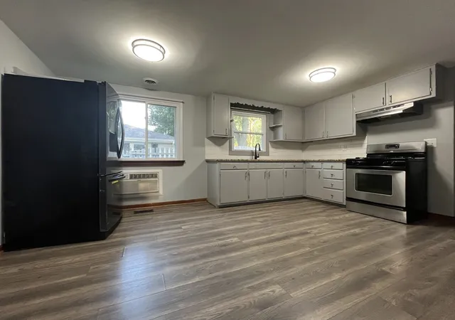 Photo 3 of Single family home for sale at 923 Hammond Ave, Aurora, IL 60506 | MLS# 12736385 | Listing updated on 2026-09-14