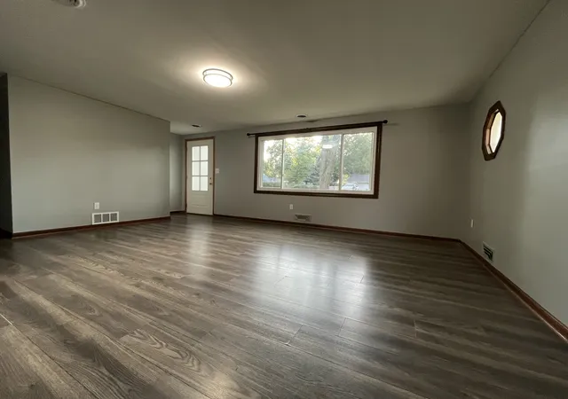Photo 4 of Single family home for sale at 923 Hammond Ave, Aurora, IL 60506 | MLS# 12736385 | Listing updated on 2026-09-14