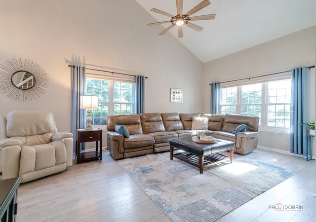Listing Photo 4 - Condo for sale in building located at 5791 Regency Ct, Gurnee, IL 60031