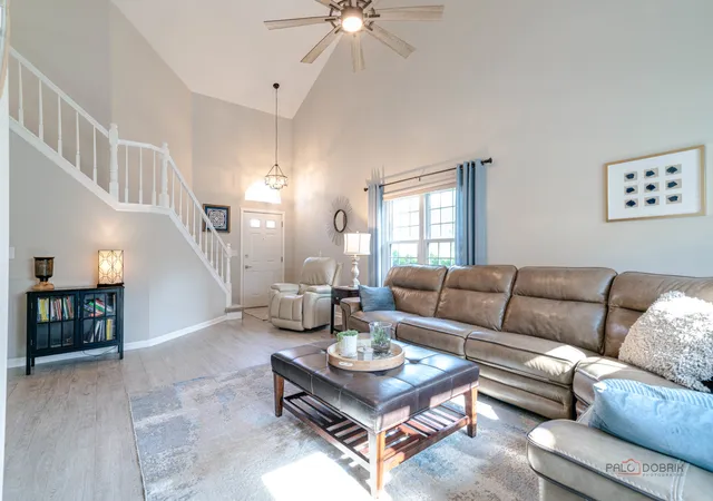 Listing Photo 5 - Condo for sale in building located at 5791 Regency Ct, Gurnee, IL 60031