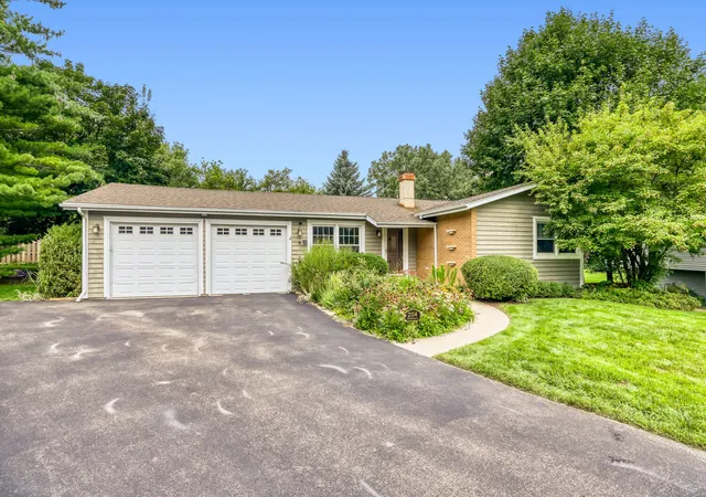 Photo 1 of Single family home for sale at 204 Hillside Ct, Lake Zurich, IL 60047 | MLS# 12737954 | Listing updated on 2026-09-11
