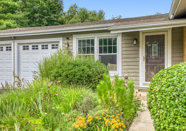 Photo 2 of Single family home for sale at 204 Hillside Ct, Lake Zurich, IL 60047 | MLS# 12737954 | Listing updated on 2026-09-11