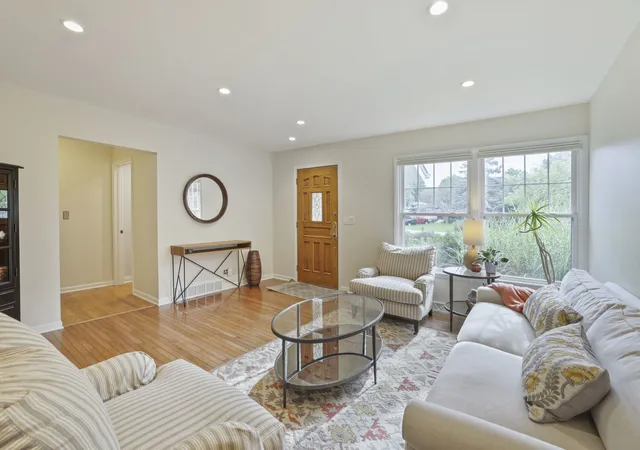 Photo 3 of Single family home for sale at 204 Hillside Ct, Lake Zurich, IL 60047 | MLS# 12737954 | Listing updated on 2026-09-11