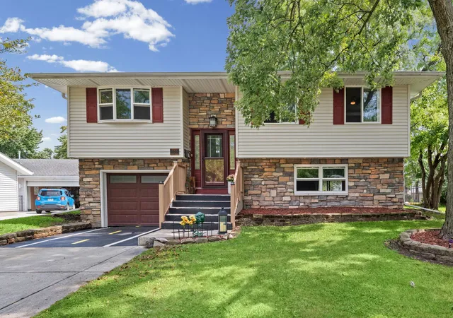 Photo 1 of Single family home for sale at 933 Webster Ln, Schaumburg, IL 60193 | MLS# 12738845 | Listing updated on 2026-09-30
