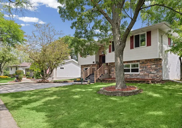 Photo 2 of Single family home for sale at 933 Webster Ln, Schaumburg, IL 60193 | MLS# 12738845 | Listing updated on 2026-09-30