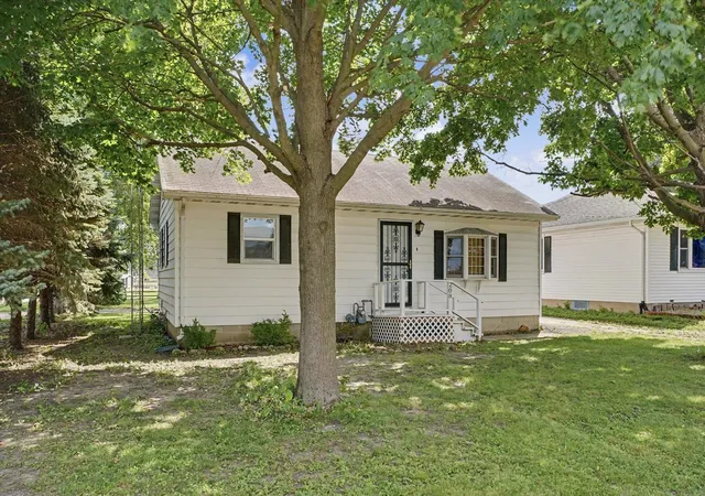 Photo 2 of Single family home for sale at 208 N Oak St, Buckley, IL 60918 | MLS# 12738886 | Listing updated on 2026-09-11