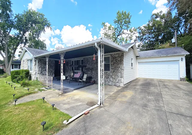 Photo 3 of Single family home for sale at 18 Bonanza Dr, Centralia, IL 62801 | MLS# 12740201 | Listing updated on 2026-09-11