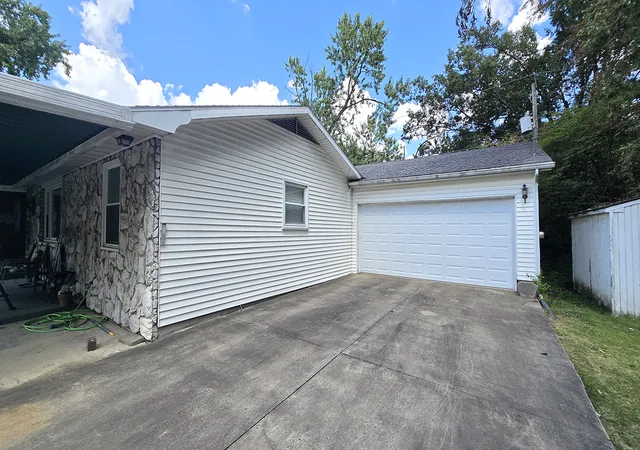 Photo 4 of Single family home for sale at 18 Bonanza Dr, Centralia, IL 62801 | MLS# 12740201 | Listing updated on 2026-09-11