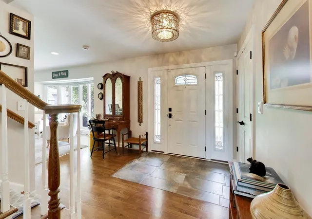 Photo 4 of Single family home for sale at 3331 Maple Leaf Dr, Glenview, IL 60026 | MLS# 12740261 | Listing updated on 2026-09-23