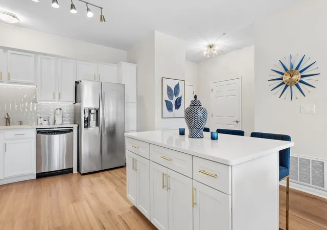 Listing Photo 5 - Condo for sale in building located at 3975 Idlewild Ln, Naperville, IL 60564 - Unit #103
