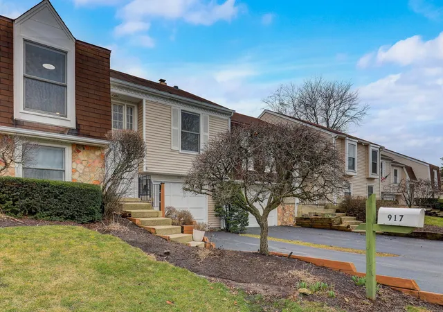 Photo 2 of Townhouse for sale at 917 Burgess Cir, Buffalo Grove, IL 60089 | MLS# 12741524 | Listing updated on 2026-09-23